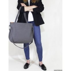 Pacco bag torebka szary tekstura vegan. Szare torebki klasyczne damskie Pakamera, w paski, na ramię, bez dodatków. Za 170,00 zł.