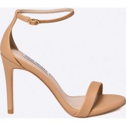 Steve Madden - Sandały. Szare sandały damskie marki Steve Madden, ze skóry ekologicznej, na obcasie, na klamry. W wyprzedaży za 299,90 zł.