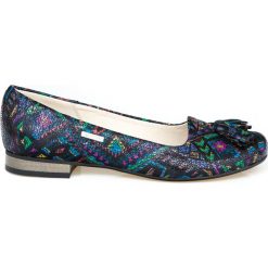 Balerinki lordsy z frędzelkiem - skóra naturalna - model 009 – motyw aztecki. Szare baleriny damskie Zapato, bez wzorów, ze skóry, eleganckie, na niskim obcasie, na obcasie. W wyprzedaży za 173,40 zł.