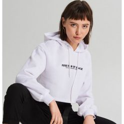 Krótka bluza z kapturem - Beżowy. Brązowe bluzy damskie Cropp, s, bez wzorów, z krótkim rękawem, krótkie, z kapturem. Za 69,99 zł.