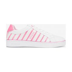 Guess Bolier Tenisówki Różowy Biały. Różowe trampki i tenisówki damskie Guess, z aplikacjami, z materiału, bez zapięcia. Za 550,95 zł.