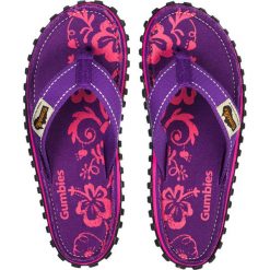 Gumbies - Japonki Islander Purple Hibiscu. Fioletowe klapki damskie Gumbies, w paski, z bawełny, bez obcasa, na obcasie. Za 119,90 zł.