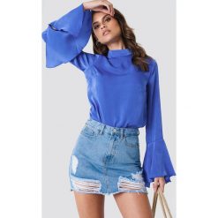 Andrea Hedenstedt x NA-KD Bluzka ze stójką i rozszerzanym rękawem - Blue. Niebieskie bluzki damskie Andrea Hedenstedt x NA-KD, bez wzorów, z poliesteru, ze stójką, z długim rękawem. W wyprzedaży za 60,97 zł.