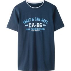 T-shirt 2 w 1 bonprix ciemnoniebieski z nadrukiem. Niebieskie t-shirty chłopięce bonprix, z nadrukiem, bez rękawów. Za 21,99 zł.