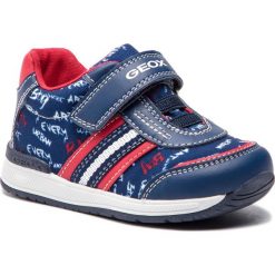 Sneakersy GEOX - B Rishon B. B B920RB 0AW54 C0735 M Navy/Red. Niebieskie trampki chłopięce Geox, bez wzorów, ze skóry ekologicznej, na rzepy. W wyprzedaży za 119,00 zł.