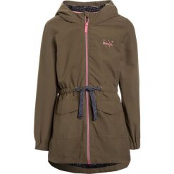 Bench Parka mid khaki. Brązowe kurtki dziewczęce Bench, z materiału. W wyprzedaży za 269,10 zł.