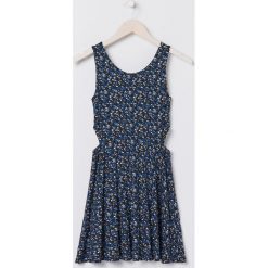 Sukienka mini z wycięciem -. Sukienki damskie Sinsay, xl, bez wzorów, bez kołnierzyka, bez rękawów, mini. W wyprzedaży za 19,99 zł.