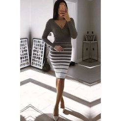 Sukienka ANIKA GREY. Szare sukienki damskie Sukienka ANIKA GREY, uniwersalny, bez wzorów, bez kołnierzyka, z krótkim rękawem, krótkie, mini, ołówkowe. W wyprzedaży za 69,00 zł.