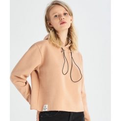 Krótka bluza z kapturem - Beżowy. Brązowe bluzy damskie marki Sinsay, s, bez wzorów, z krótkim rękawem, krótkie, z kapturem. Za 49,99 zł.