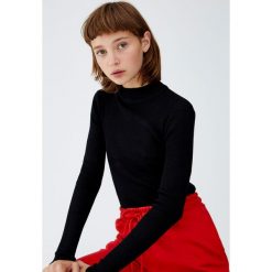 Prążkowany sweter z półgolfem. Czarne swetry klasyczne damskie marki Pull&Bear, prążkowane. Za 59,90 zł.