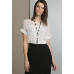 Bluzka z transparentnym karczkiem. Szare bluzki damskie Monnari, bez wzorów, eleganckie, bez kołnierzyka, z krótkim rękawem. Za 79,50 zł.
