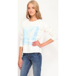 BLUZA NIEROZPINANA DAMSKA Z NADRUKIEM. Białe bluzy damskie Top Secret, z nadrukiem, z dzianiny, z długim rękawem, długie, bez kaptura. W wyprzedaży za 39,99 zł.
