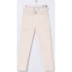 Jeansy slim fit -. Jeansy damskie Sinsay. W wyprzedaży za 29,99 zł.