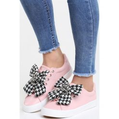 Różowe Buty Sportowe Giver. Różowe buty sportowe damskie Born2be, bez wzorów, sportowe. Za 59,99 zł.