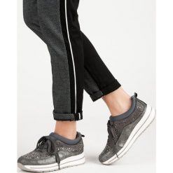 BUTY SPORTOWE Z KRYSZTAŁKAMI. Różowe buty sportowe damskie Merg, bez wzorów, bez zapięcia. Za 53,00 zł.