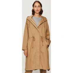 Levi's - Parka. Czerwone kurtki damskie Levi's®, s, bez wzorów, z bawełny, długie. Za 599,90 zł.