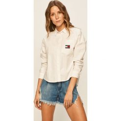 Tommy Jeans - Koszula. Białe bluzki damskie Tommy Jeans, s, z aplikacjami, z bawełny, klasyczne, z klasycznym kołnierzykiem, z długim rękawem. Za 359,90 zł.