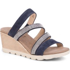 Klapki CAPRICE - 9-27202-24 Ocean Suede 857. Niebieskie klapki damskie Caprice, z aplikacjami, ze skóry, bez obcasa, na obcasie. Za 249,00 zł.