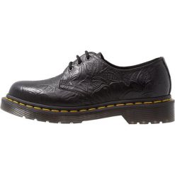 Dr. Martens 1461 FLORAL EMBOSS 3 EYE SHOE Oksfordki black. Czarne jazzówki damskie Dr. Martens, bez wzorów, ze skóry, bez obcasa, na sznurówki. Za 669,00 zł.