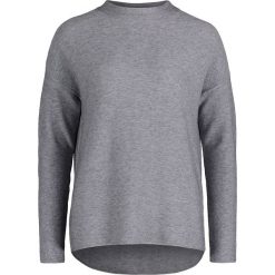 Sweter w kolorze szarym. Szare swetry damskie Betty & Co, bez wzorów, bez rękawów, bez kaptura. W wyprzedaży za 109,95 zł.