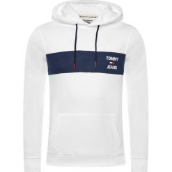 Bluza Tommy Jeans Tjm Essentiale Graphic Hoodie DM0DM07929. Zielone bluzy męskie Tommy Jeans, s, bez wzorów, z bawełny, bez kołnierzyka, bez rękawów, bez kaptura. Za 389,00 zł.
