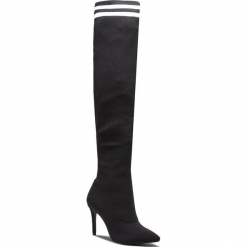 Muszkieterki SCHUTZ - S 01723 0285 001 U Black/White. Czarne kozaki damskie Schutz, na imprezę, ze skóry, bez obcasa, na obcasie, z paskami. W wyprzedaży za 619,00 zł.