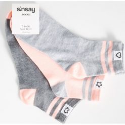 Skarpetki z naszywkami - Różowy. Różowe skarpetki damskie Sinsay, z aplikacjami. W wyprzedaży za 3,99 zł.