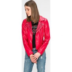 Guess Jeans - Kurtka Kara. Czerwone kurtki damskie Guess Jeans, s, z aplikacjami, z elastanu, krótkie, bez kaptura. W wyprzedaży za 379,90 zł.