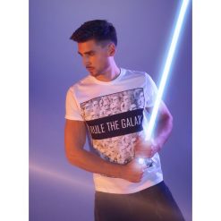 T-SHIRT STAR WARS. Białe t-shirty męskie marki Top Secret, na lato, xxl, z nadrukiem, z bawełny, retro, z kontrastowym kołnierzykiem, krótkie. W wyprzedaży za 19,99 zł.
