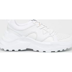 Trussardi Jeans - Buty. Białe buty sportowe damskie Trussardi Jeans, bez wzorów, z jeansu, sportowe. W wyprzedaży za 449,90 zł.