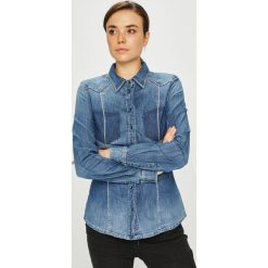 Guess Jeans - Koszula Lalima. Niebieskie bluzki damskie marki Guess Jeans, s, z aplikacjami, z elastanu, klasyczne, z klasycznym kołnierzykiem, z długim rękawem. W wyprzedaży za 329,90 zł.
