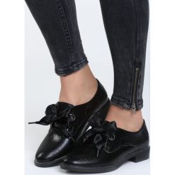 Czarne Półbuty Pick Me Up. Czarne półbuty damskie sznurowane marki Born2be, z materiału, na obcasie. Za 24,99 zł.