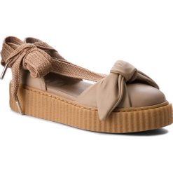 Półbuty PUMA - 365794 03 Natural/Natural/Oatmeal. Brązowe półbuty damskie na koturnie Puma, ze skóry ekologicznej. W wyprzedaży za 349,00 zł.