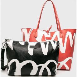 Desigual - Torebka. Czerwone torebki klasyczne damskie Desigual, bez wzorów, ze skóry ekologicznej, casualowe, na ramię, duże, bez dodatków. W wyprzedaży za 279,90 zł.