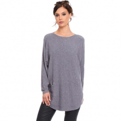 Sweter "Fiona" w kolorze szarym. Szare swetry klasyczne damskie marki Cosy Winter, s, ze splotem, z okrągłym kołnierzem. W wyprzedaży za 181,95 zł.