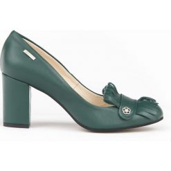 Czółenka z frędzlami - skóra naturalna - model 043 - kolor zielony. Zielone czółenka damskie Zapato, na co dzień, bez wzorów, z jeansu, z okrągłym noskiem, bez obcasa, na obcasie. W wyprzedaży za 255,20 zł.