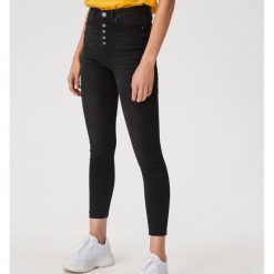 Jeansy skinny z guzikami - Czarny. Czarne jeansy damskie Sinsay, bez wzorów, z jeansu. Za 89,99 zł.