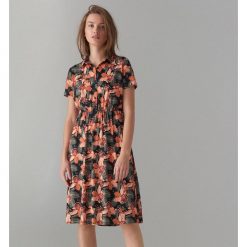 Koszulowa sukienka w kwiaty - Zielony. Zielone sukienki damskie marki Mohito, s, w kwiaty, z koszulowym kołnierzykiem, bez rękawów, koszulowe. Za 129,99 zł.