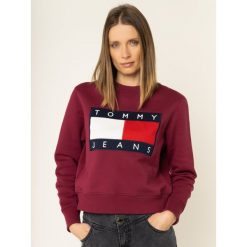 Bluza Tommy Jeans Flag Crew DW0DW07414. Czerwone bluzy damskie Tommy Jeans, s, bez wzorów, z bawełny, bez rękawów, bez kaptura. W wyprzedaży za 349,00 zł.