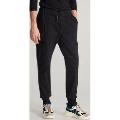 Spodnie joggery z kieszeniami - Czarny. Czarne spodnie męskie Reserved, m. Za 149,99 zł.