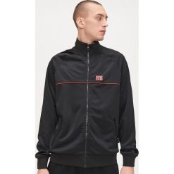 Bluza rozpinana z nadrukiem - Czarny. Czarne bluzy męskie Cropp, s, z nadrukiem, bez kołnierzyka, bez rękawów, bez kaptura. W wyprzedaży za 64,99 zł.