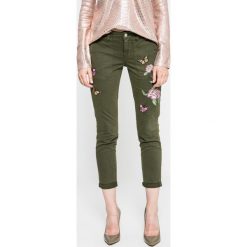 Boyfriendy damskie: Guess Jeans - Spodnie