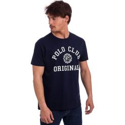 Koszulka w kolorze granatowym. Niebieskie koszulki męskie Polo Club Men, xl, z nadrukiem, z bawełny, z okrągłym kołnierzem, bez rękawów. W wyprzedaży za 72,95 zł.