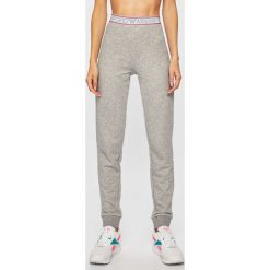 Emporio Armani - Spodnie piżamowe. Czarne piżamy damskie Emporio Armani, s, bez wzorów, z elastanu, bez rękawów. W wyprzedaży za 219,90 zł.