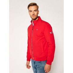 Kurtka przejściowa Tommy Jeans Essential DM0DM08462. Czerwone kurtki męskie Tommy Jeans, m, bez wzorów, z jeansu, bez kaptura. Za 699,00 zł.