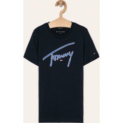 Tommy Hilfiger - T-shirt dziecięcy 128-176 cm. Niebieskie t-shirty chłopięce TOMMY HILFIGER, z aplikacjami, z bawełny, bez rękawów. W wyprzedaży za 89,90 zł.