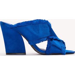 Klapki damskie: NA-KD Shoes Satynowe klapki na obcasie Cross – Blue