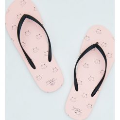 Klapki japonki z kotami - Różowy. Różowe klapki damskie Sinsay, bez wzorów, bez obcasa. Za 14,99 zł.