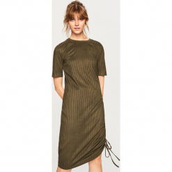 Sukienka midi ze ściągaczem z boku - Khaki. Brązowe sukienki damskie z falbanami marki Reserved, s, midi. Za 59,99 zł.