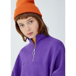 Fioletowa bluza z suwakiem. Fioletowe bluzy damskie Pull&Bear, bez wzorów, bez rękawów, bez kaptura. Za 89,90 zł.